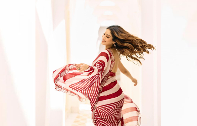 সম্প্রতি ‘মিস্টার অ্যান্ড মিসেস মাহি’ সিনেমাটি নিয়ে বেশ আলোচনায় আছেন জাহ্নবী। এ ছবিতে তার বিপরীতে অভিনয় করেছেন বলিউডের আরেক প্রভাবশালী অভিনেতা রাজকুমার রাও। ছবি: ইনস্টাগ্রাম