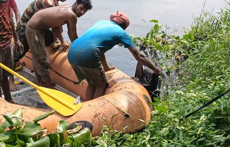 মরদেহের সন্ধান পেতে খালে জাল ফেলা হয়, নামানো হয় নৌকাও। মরদেহের অংশ খুঁজতে ড্রোনও ব্যবহার করা হয়। ছবি: ধৃমল দত্ত