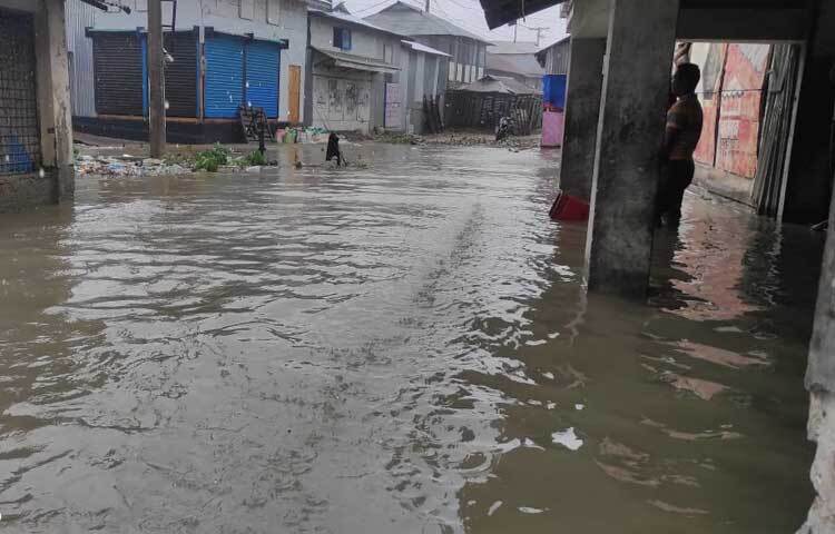 এরই মধ্যে পানিতে ডুবে গেছে উপকূলীয় এলাকার রাস্তাঘাট। ছবি: আসাদুজ্জামান মিরাজ