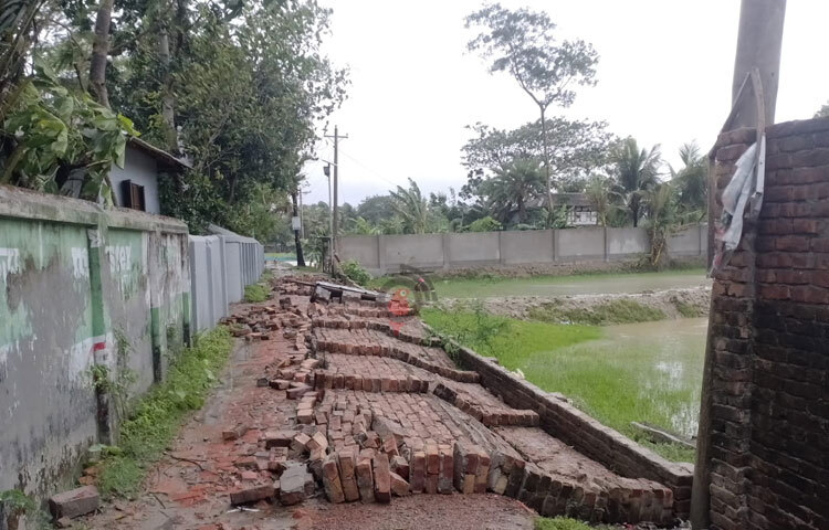 ভেঙে গেছে আধপাকা রাস্তাঘাট ও ঘরবাড়ি। ছবি: আসাদুজ্জামান মিরাজ