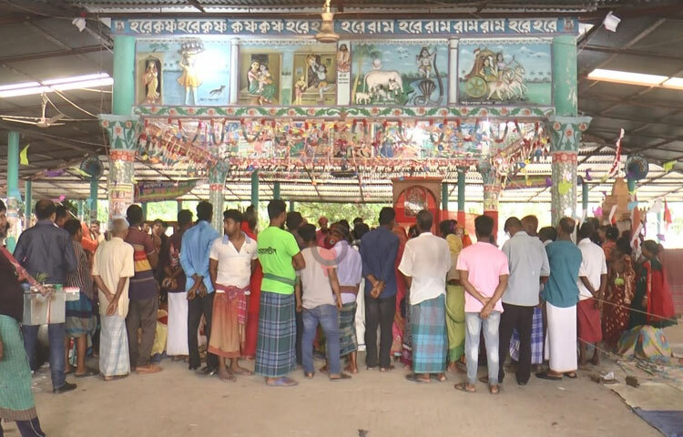 হিন্দু ধর্মাম্বলীদের শাস্ত্রমতে সত্য যুগে দেবতা ও অসুরদের মধ্যে সমুদ্র মন্থনে যে অমৃত সুধা উঠেছিল তা চারটি কুম্ভপাত্রে হরিদ্বার, প্রয়াগ, উজ্জয়িনী ও নাসিক এ চারটি স্থানে রাখা হয়েছিল। এ ঘটনার পর থেকে ভারতীয় মুনি ঋষিরা কুম্ভমেলার আয়োজন করে আসছেন। ছবি: আয়শা সিদ্দিকা আকাশী