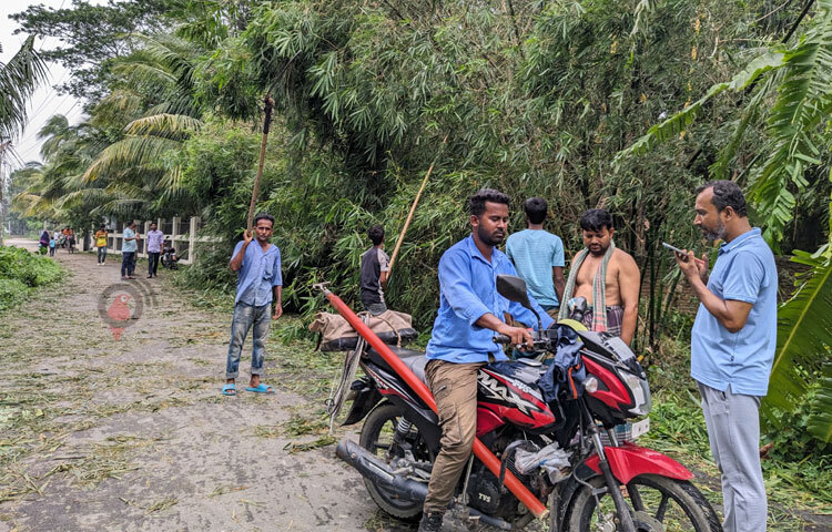 এরই মধ্যে বিদ্যুৎ সংযোগ ঠিক করার জন্য কাজ করছে  বিদ্যুৎ বিভাগের সদস্যরা। ছবি: আসাদুজ্জামান মিরাজ