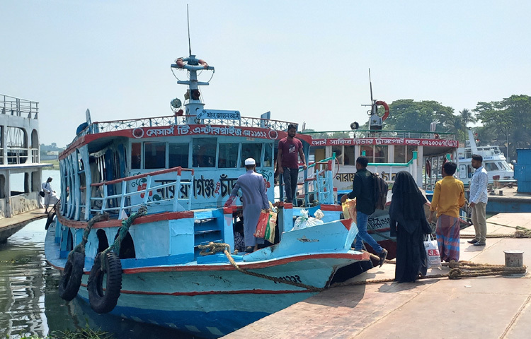 চাঁদপুর লঞ্চঘাট থেকে লঞ্চ ও অন্যান্য নৌযান এবং হরিণা ফেরিঘাট থেকে ফেরি চলাচল শুরু হয়েছে। ছবি: শরীফুল ইসলাম