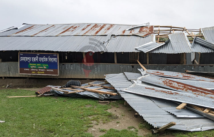 বিধ্বস্ত শিক্ষাপ্রতিষ্ঠান। ছবি: আসাদুজ্জামান মিরাজ