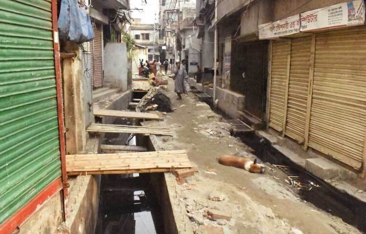 অনেক সড়কের চিত্র দেখে বুঝে ওঠা কঠিন যে সড়ক, নাকি ভরাট হয়ে যাওয়া খাল। ছবি: বিপ্লব দীক্ষিত