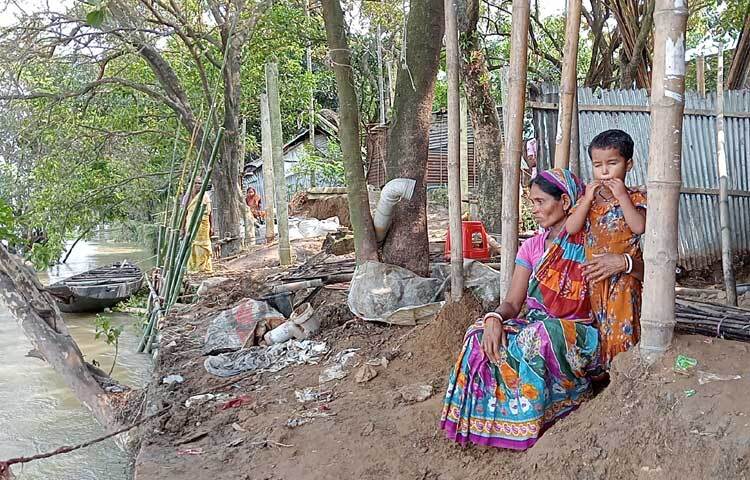 জানা যায়, টানা বৃষ্টি ও পাহাড়ি ঢলে বাড়ছে সুনামগঞ্জের সব নদনদীর পানি। এতে সুনামগঞ্জের বিশ্বম্ভরপুর উপজেলার দূর্গাপুর সড়ক ডুবে গেছে। ফলে তাহিরপুর উপজেলার সঙ্গে জেলা শহরের সড়ক পথে সরাসরি যোগাযোগ বিচ্ছিন্ন হয়ে পড়েছে। ছবি: লিপসন আহমেদ