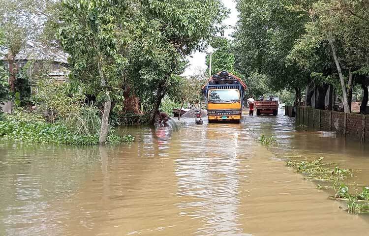 পাহাড়ি ঢলের পানিতে সুনামগঞ্জের তাহিরপুর, ছাতক ও দোয়ারা বাজারসহ বেশ কয়েকটি উপজেলার নিম্নাঞ্চলের রাস্তাঘাট তলিয়ে গেছে। ছবি: লিপসন আহমেদ