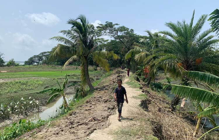 ঘূর্ণিঝড় রিমালের তাণ্ডবে ভেঙে গেছে রাস্তাঘাট। ছবি: আরিফুর রহমান
