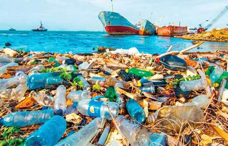 সারা বিশ্বে পরিবেশের ক্ষতির ভয়াবহ কারণ হয়ে দাঁড়িয়েছে প্লাস্টিক দূষণ। নিম্ন স্রোতধারার দেশ হিসেবে উজান থেকে ভেসে আসা ক্ষতিকর প্লাস্টিকে পরিবেশগতভাবে বাড়তি সংকটে পড়ছে বাংলাদেশ। নিজেরা উৎপাদন না করলেও ভেসে আসা এসব প্লাস্টিকের জন্য ভুগতে হচ্ছে বাংলাদেশকে। ছবি: জাগো নিউজ