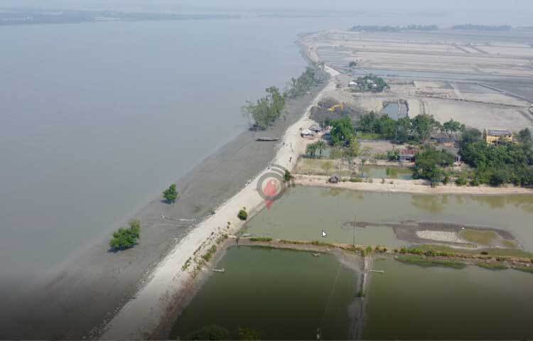 সাতক্ষীরার শ্যামনগর উপজেলার গাবুরা ইউনিয়নের চকবারা গ্রাম। ২০০৯ সালে ঘূর্ণিঝড় আইলায় গ্রামের বেড়িবাঁধ ভেঙে লোনা পানি প্রবেশ করে। ছবি: আহসানুর রহমান রাজীব