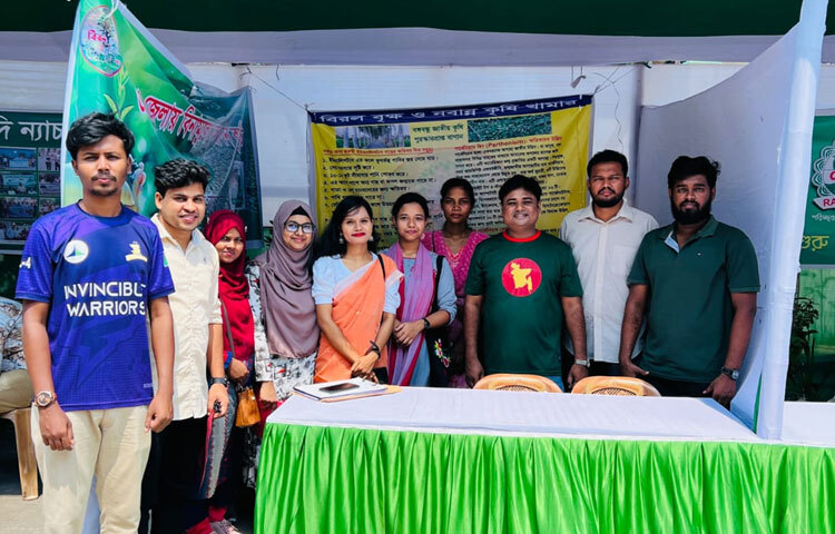 বিরল বৃক্ষ ও নবান্ন কৃষি খামারের সদস্যরা। ছবি: জাগো নিউজ