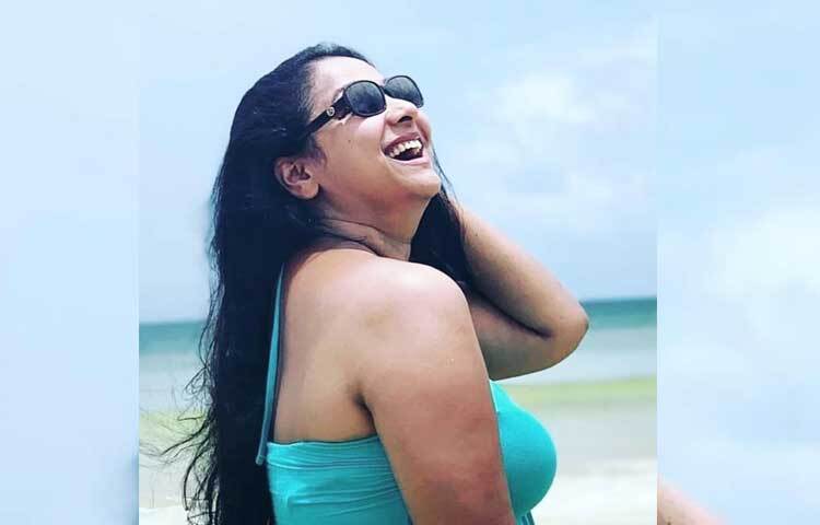 চোখে রোদচশমা ও মন মাতানো হাসিতে অপরূপ রুনা খান। ছবি: ফেসবুক থেকে