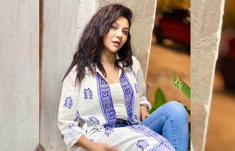 ছবিতে এলোমেলো চুলে বেশ আবেদনময়ী লাগছে অভিনেত্রীকে। ছবি: ফেসবুক থেকে