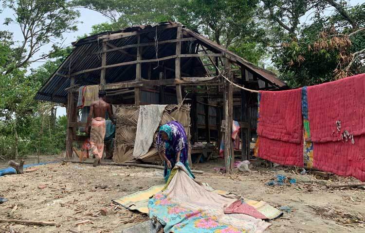 ঘূর্ণিঝড়ের সময় জীবন বাঁচাতে বাড়ি ছেড়েছেন অনেকে। ফিরে এসে দেখেন বাড়িতে নেই কিছুই। ছবি: আরিফুর রহমান