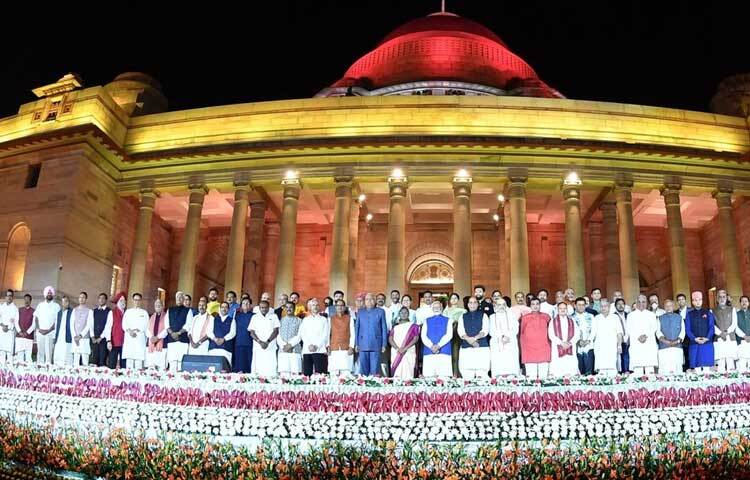 এদিন প্রধানমন্ত্রী নরেন্দ্র মোদীসহ ৭২ জন মন্ত্রী শপথবাক্য পাঠ করেছেন। এদের মধ্য ৩০ জন কেন্দ্রীয় মন্ত্রী, পাঁচজন স্বতন্ত্র দায়িত্বপ্রাপ্ত এবং ৩৬ জন প্রতিমন্ত্রী। তবে কে কোন মন্ত্রণালয়ের দায়িত্ব পাচ্ছেন তা পরে ঘোষণা করা হবে। ছবি: নরেন্দ্র মোদীর ইনস্টাগ্রাম থেকে