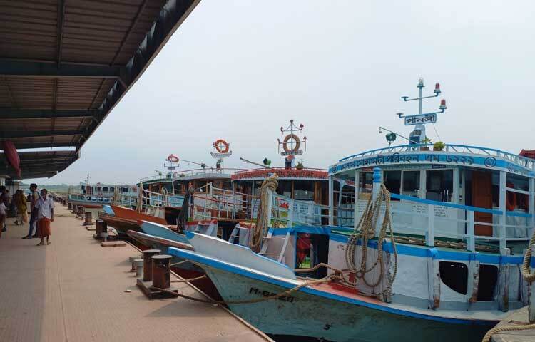 ঈদের সময় পশুবাহী ট্রাকগুলোকে অগ্রাধিকার ভিত্তিতে পারাপারের পাশাপাশি যাত্রী ও যানবাহন পারাপারে দৌলতদিয়া-পাটুরিয়া নৌরুটে চলাচল করবে ছোট-বড় ১৮টি ফেরি ও ২০টি লঞ্চ। ছবি: রুবেলুর রহমান