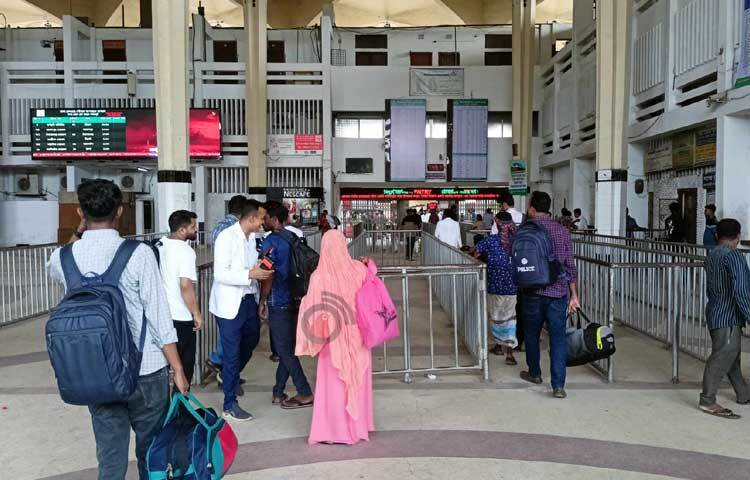 দিনের দ্বিতীয় ট্রেন পর্যটক এক্সপ্রেস ভোর ৬টা ১৫ মিনিটে ঢাকা স্টেশন ছাড়ার কথা থাকলেও সেটি ছেড়েছে ৬টা ৫০ মিনিটে। ছবি: নাহিদ সাব্বির