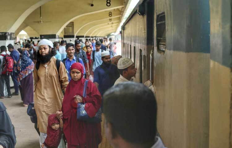 ট্রেনে উঠতে ব্যস্ত তারা। ছবি: মাহবুব আলম