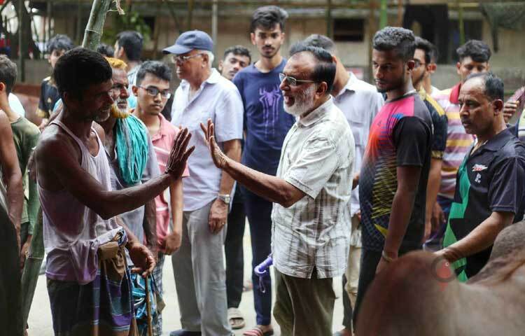 ক্রেতারা ব্যাপারীদের সঙ্গে দর কষাকষি করে কিনছেন পছন্দের গরু। ছবি: মাহবুব আলম