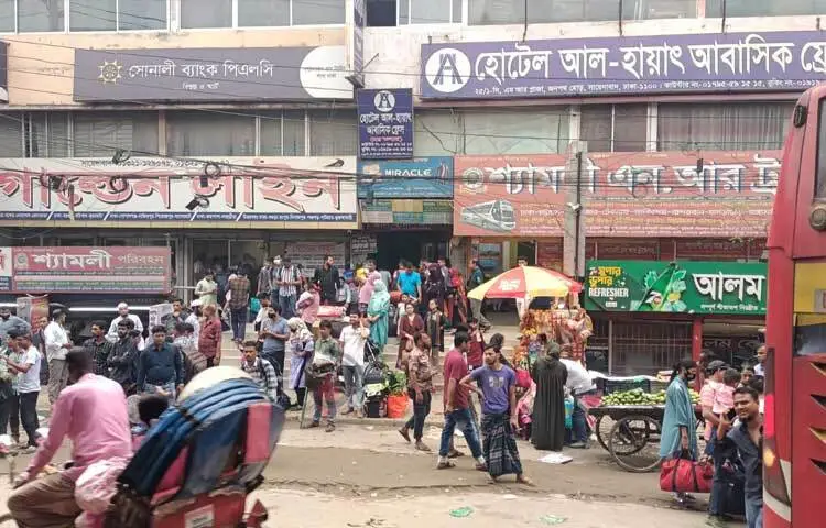 হিমাচল এক্সপ্রেস, জননী পরিবহন, জোনাকি সার্ভিসের কাউন্টারে যাত্রীরা গাড়ির জন্য অপেক্ষা করছিলেন। ছবি: আসাদুজ্জামান মিরাজ