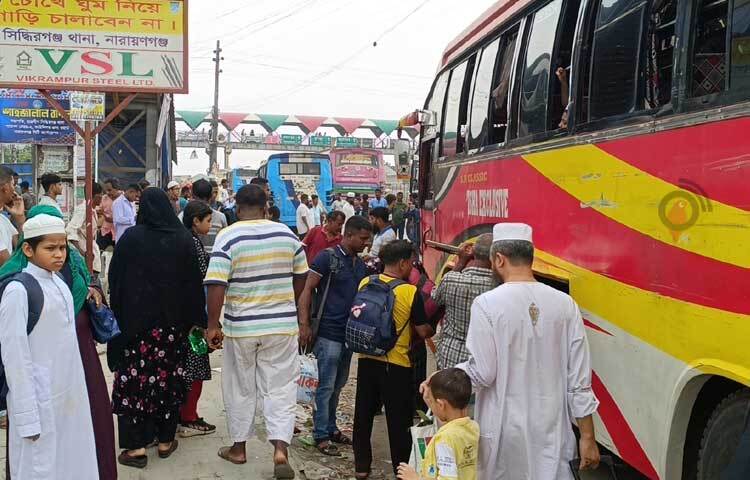 বাসে উঠতে ব্যস্ত ঘরমুখী মানুষরা। ছবি: রাশেদুল ইসলাম রাজু