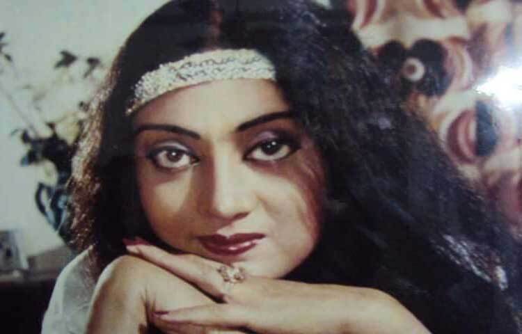 জায়েদ খান তার লিখেছেন, ‘একসময়ের জনপ্রিয় নায়িকা, শৈশবের আমার পছন্দের একজন নায়িকা, চোখের প্রেমে পড়ত যে কেউ, তিনি সুনেত্রা। অনেক দিন আগেই বাংলাদেশ ছেড়ে কলকাতায় গিয়েছেন।’ ছবি: সংগৃহীত