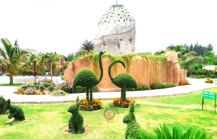 পার্কের ভেতরে ঢুকলেই চোখ জুড়িয়ে যায় চেনা-অচেনা গাছপালায়। ছবি: অলোক আচার্য