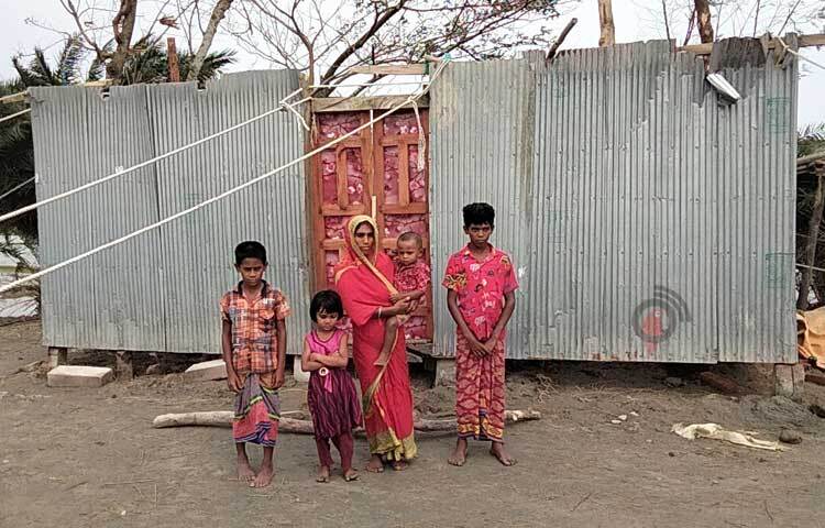 ঘরবাড়ি হারিয়ে নিঃস্ব তারা। পরিবার নিয়ে মানবেতর জীবন-যাপন করছেন। ছবি: ইকবাল হোসেন মজনু