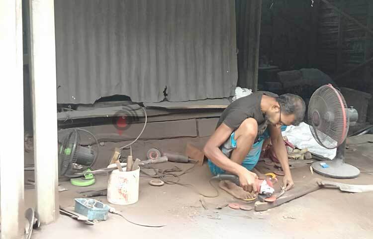 কোরবানির ঈদকে সামনে রেখে কিছুটা ব্যস্ত সময় পার করছেন কামাররা। এখন দম ফেলারও সময় নেই কামার পাড়ার শিল্পীদের। ছবি: মো. জামাল হোসেন