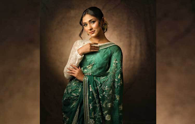 নন গ্ল্যামারাস আর ব্যতিক্রমী লুকে মেহজাবীনের বাস্তবধর্মী চরিত্রগুলো ভক্তদের মুগ্ধ করেছেন একের পর এক ওয়েবফিল্ম ও সিরিজে। তবে শুধু অভিনয় নয়, মেহজাবীনের মনোমুগ্ধকর সৌন্দর্যও সকলের মুগ্ধতার এক বড় কারণ। ছবি: মেহজাবীনের ফেসবুক থেকে