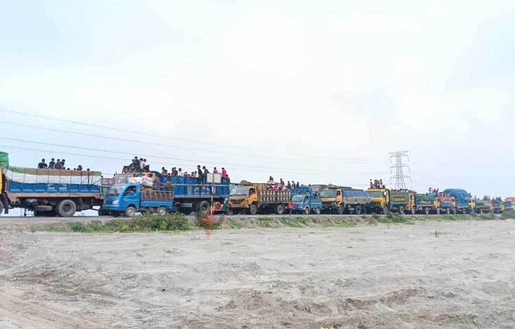 এলেঙ্গা হাইওয়ে পুলিশ ফাঁড়ির ইনচার্জ মীর মো. সাজেদুর রহমান জানান, যানবাহনের চালকদের বেপরোয়া গতিতে গাড়ি চালানোর কারণে মহাসড়কে যানজটের সৃষ্টি হয়েছে। ছবি: আরিফ উর রহমান টগর