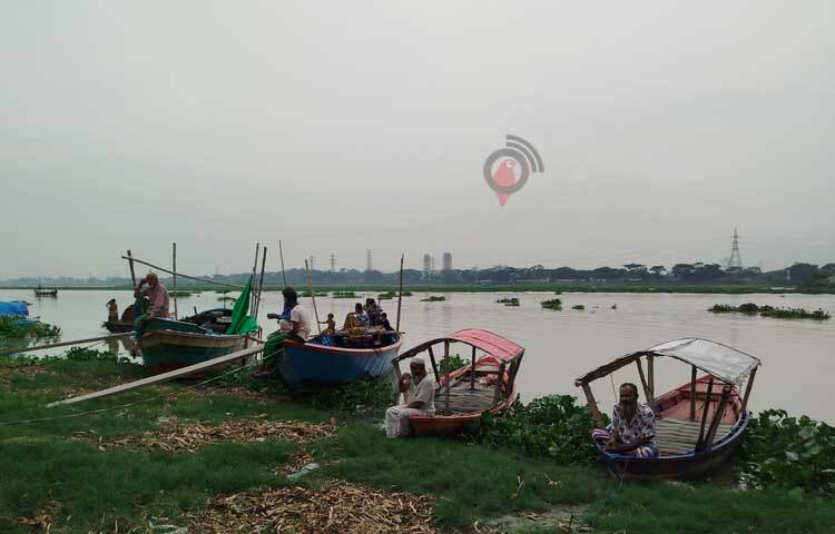 ধলেশ্বরী নদীর তীরে বেঁধে রাখা ডিঙ্গি নৌকা। ছবি: মামুনূর রহমান হৃদয়