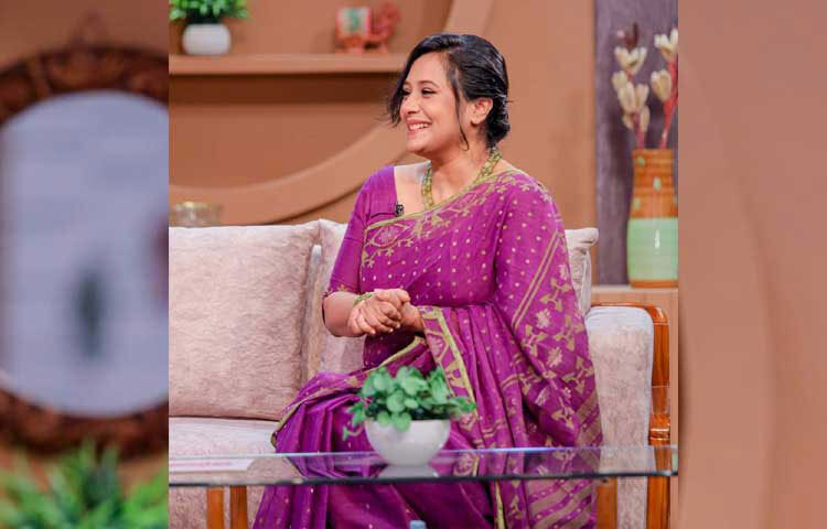 অভিনেত্রীর হাসিতে যেন মুক্তো ঝরছে। ছবি: ফেসবুক থেকে