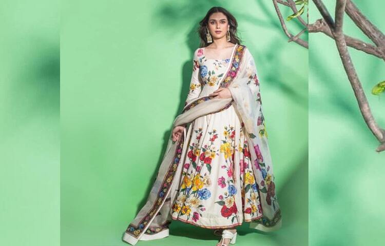 প্রায় সময়ই বিভিন্ন রূপে সামাজিক যোগাযোগ মাধ্যমে ছবি শেয়ার করেন তিনি। সম্প্রতি ফ্লাওয়ার প্রিন্টের আনারকলি পরে বেশকিছু ছবি শেয়ার করেছেন এই বলি ডিভা। ছবি: ইনস্টাগ্রাম