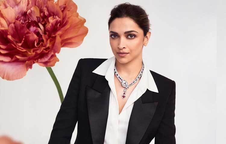 সাদাশার্ট-কালো প্যান্ট আর গলায় পড়া ডিজাইনার নেকলেসে নজরকাড়া দীপিকা। ছবি: ফেসবুক থেকে