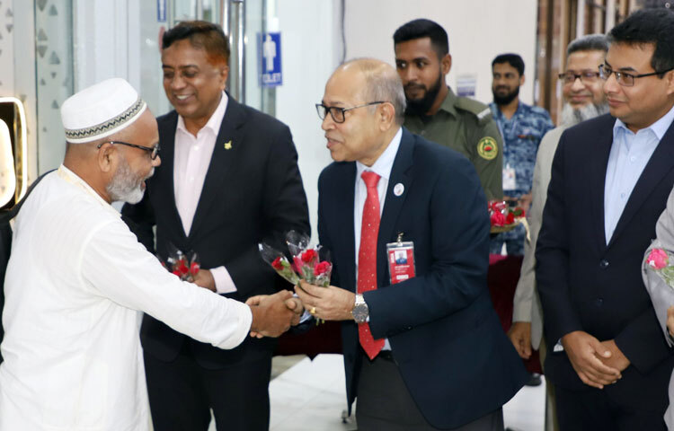 বিমান বাংলাদেশ এয়ারলাইনসের প্রথম ফ্লাইটে ৪১৯ জন হজযাত্রী আজ দেশে ফিরেছেন। ২১ জুন ভোর ৫টা ৪০ মিনিটে হযরত শাহজালাল আন্তর্জাতিক বিমানবন্দরে বিমান বাংলাদেশ এয়ারলাইনসের বিজি ৩৩২ ফ্লাইটটি অবতরণ করে। ছবি: সংগৃহীত