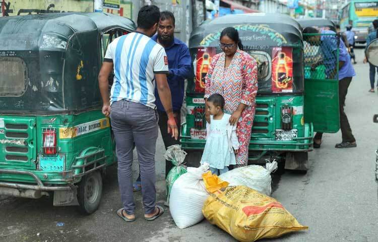 বাস থেকে ব্যাগ বস্তা নিয়ে নেমেই বেশি টাকায় সিএনজি ভাড়া করে বাসায় যেতে হচ্ছে বাড়িফেরা মানুষের। ছবি: মাহবুব আলম