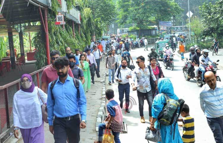 সকাল থেকেই অফিসগামী মানুষের ভিড় দেখা যায় রাস্তায়। ছবি: মাহবুব আলম