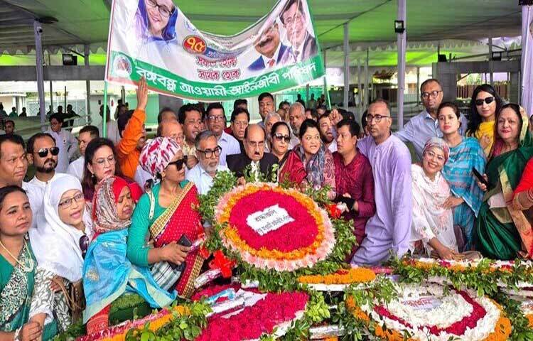 আওয়ামী লীগের ৭৫তম প্রতিষ্ঠাবার্ষিকী উপলক্ষে আজ রাজধানীর ধানমন্ডি-৩২ নম্বরে বঙ্গবন্ধুর প্রতিকৃতিতে শ্রদ্ধা নিবেদন করেছেন বঙ্গবন্ধু আওয়ামী আইনজীবী পরিষদ। ছবি: ফজলুল হক