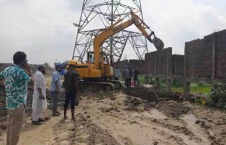 নির্মাণে কাজের সময় পাইপ ছিদ্র হওয়ায় ময়মনসিংহ ও নেত্রকোনায় বাসাবাড়িতে তিতাসের গ্যাস সরবরাহ বন্ধ হয়ে গেছে। ছবি: মঞ্জুরুল ইসলাম