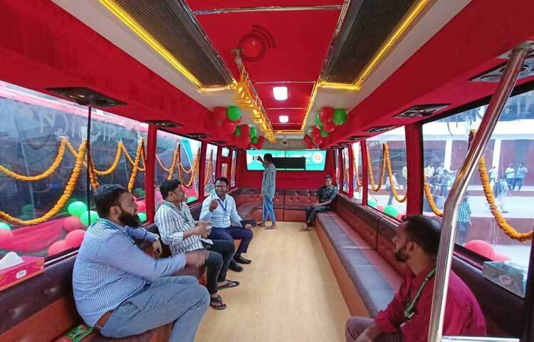 বাসের ভেতরের চিত্র। ছবি: মাহবুব আলম