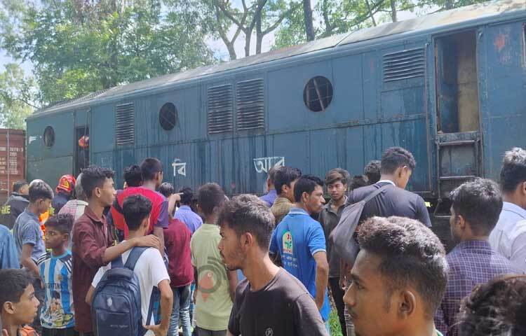 ট্রেনের ইঞ্জিনে অগ্নিকাণ্ডের ঘটনায় প্রায় সাড়ে ৩ ঘণ্টা ডাউন লাইনে (চট্টগ্রামমুখী) ও এক ঘণ্টা আপ লাইনে (ঢাকামুখী) ট্রেন চলাচল বন্ধ ছিল। ছবি: এম মাঈন উদ্দিন