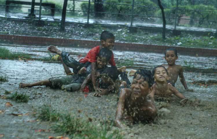 আষাঢ়ের এই শ্রাবণ ধারায় যেন প্রাণ ফিরে পেয়েছে শিশুরা। ছবি: মাহবুব আলম