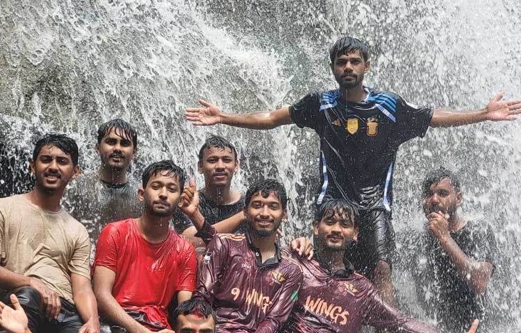 ঝরনার শীতল পানিতে শরীর ভিজিয়ে আনন্দে মেতেছেন তারা। ছবি: এম মাঈন উদ্দিন