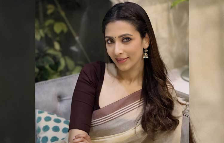 সাধারণ সাজ আর মন মাতানো হাসিতে স্নিগ্ধ মিম। ছবি: মিমের ফেসবুক থেকে