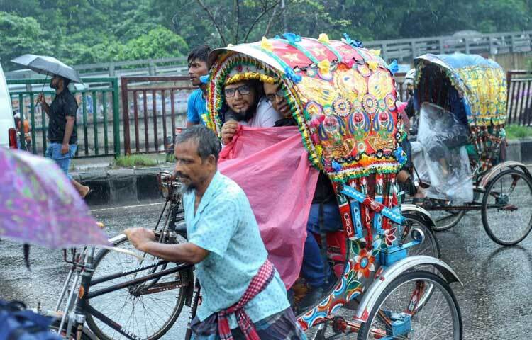 রিকশায় করে রওনা হয়েছেন কর্মস্থলের উদ্দেশ্য। ছবি: মাহবুব আলম