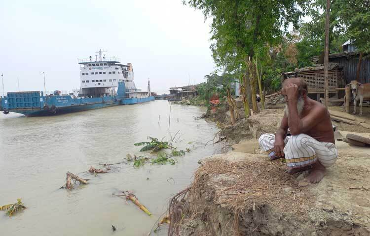 ভাঙন আতঙ্কে দিন পার করছেন দৌলতদিয়া ফেরি ঘাট এলাকার পদ্মা পারের বাসিন্দারা। ছবি: রুবেলুর রহমান