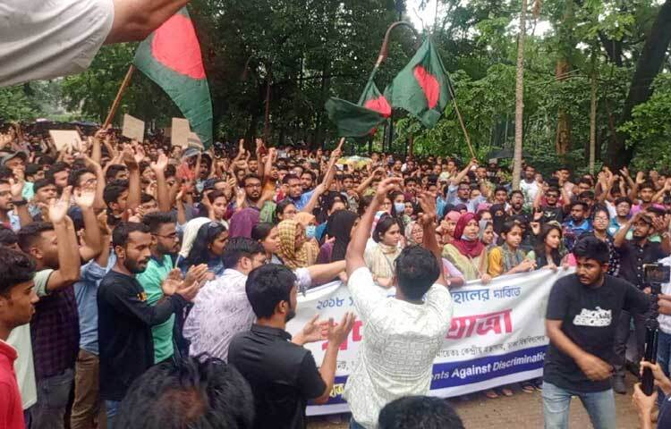 আন্দোলনরত শিক্ষার্থীরা ‘কোটা না মেধা, মেধা মেধা’; আপস না সংগ্রাম, সংগ্রাম সংগ্রাম’; ‘আঠারোর পরিপত্র, পুনর্বহাল করতে হবে’; ‘কোটাপ্রথা নিপাত যাক, মেধাবীরা মুক্তি পাক’; ‘সারা বাংলায় খবর দে, কোটাপ্রথার কবর দে’; ‘আমার সোনার বাংলায়, বৈষম্যের ঠাঁই নাই’; ‘জেগেছে রে জেগেছে, ছাত্র সমাজ জেগেছে’; ইত্যাদি স্লোগান দেন। ছবি: হাসান আলী