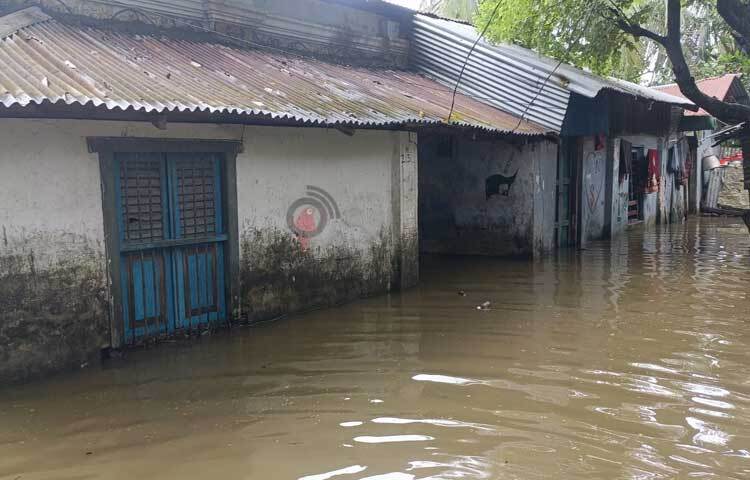 পাহাড়ি ঢলের স্রোতে ভেঙে গেছে উপজেলার বিভিন্ন এলাকার গ্রামীণ সড়ক। ছবি: এম মাঈন উদ্দিন