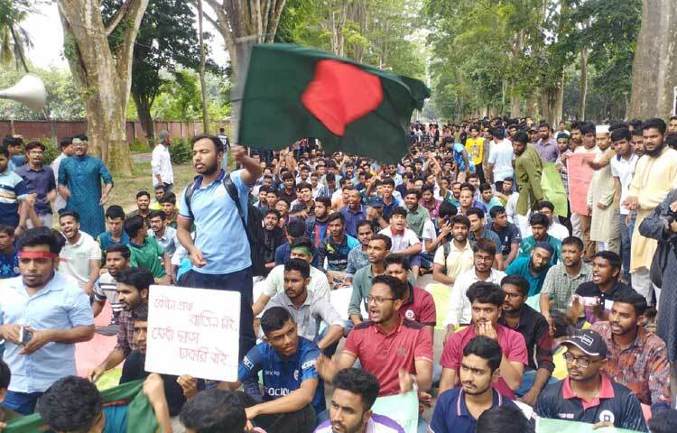 ‘মুক্তিযুদ্ধের মূলকথা, সুযোগের সমতা’; ‘সারা বাংলায় খবর দে, কোটা প্রথার কবর দে’; ‘আঠারোর হাতিয়ার, গর্জে উঠুক আরেকবার’; ‘জেগেছে রে জেগেছে, ছাত্রসমাজ জেগেছে’; ‘কোটা না মেধা, মেধা মেধা’; ‘মুক্তিযুদ্ধের বাংলায়, বৈষম্যের ঠাই নাই’; এমন স্লোগান দিতে দেখা যায় তাদের। ছবি: মনির হোসেন মাহিন